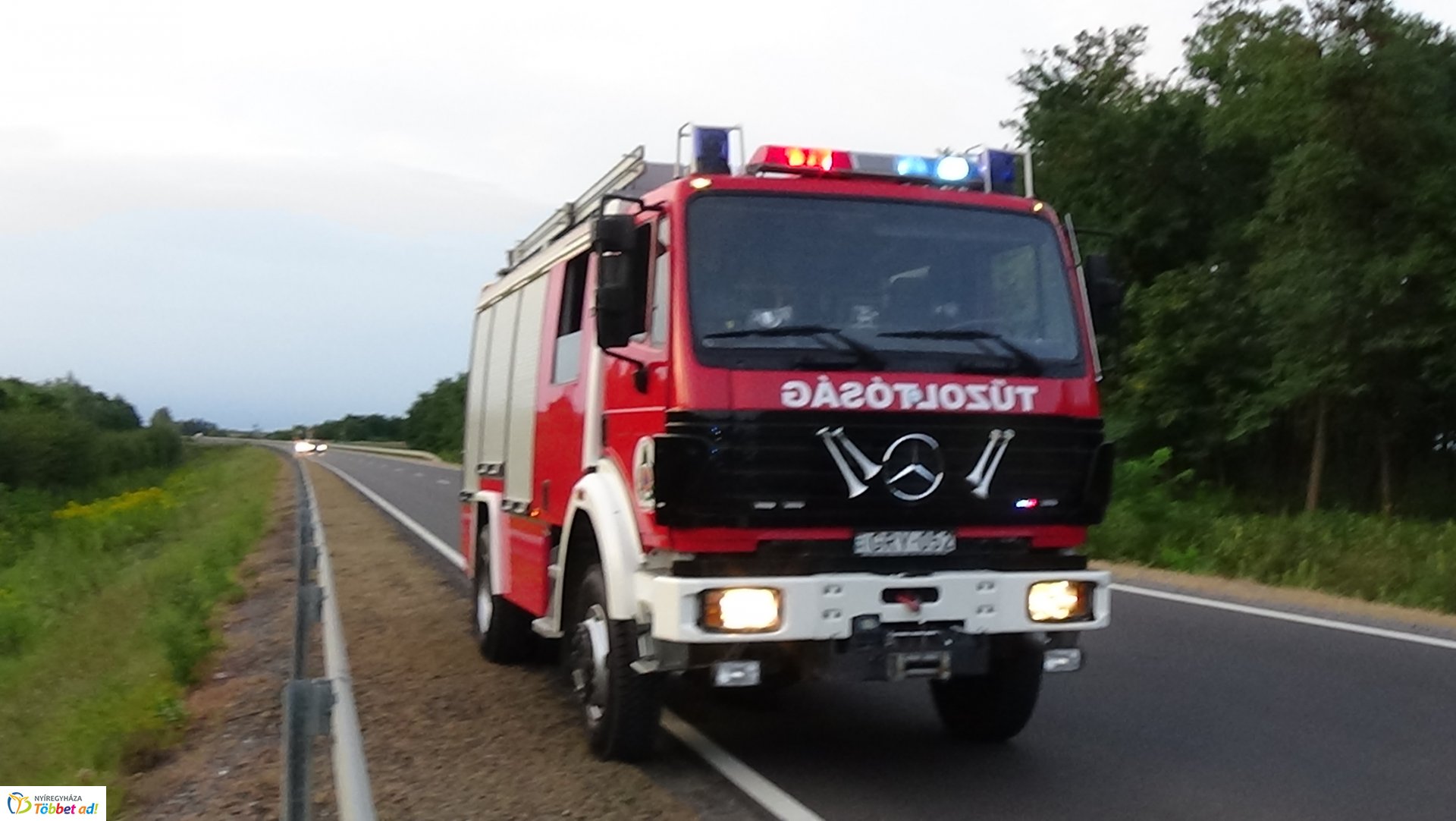 Árokba borult egy jármű a 403-as elkerülőn