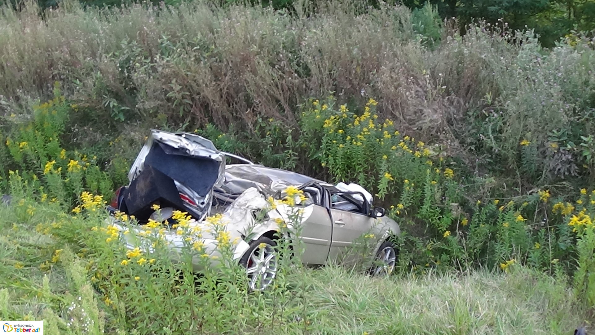 Árokba borult egy jármű a 403-as elkerülőn