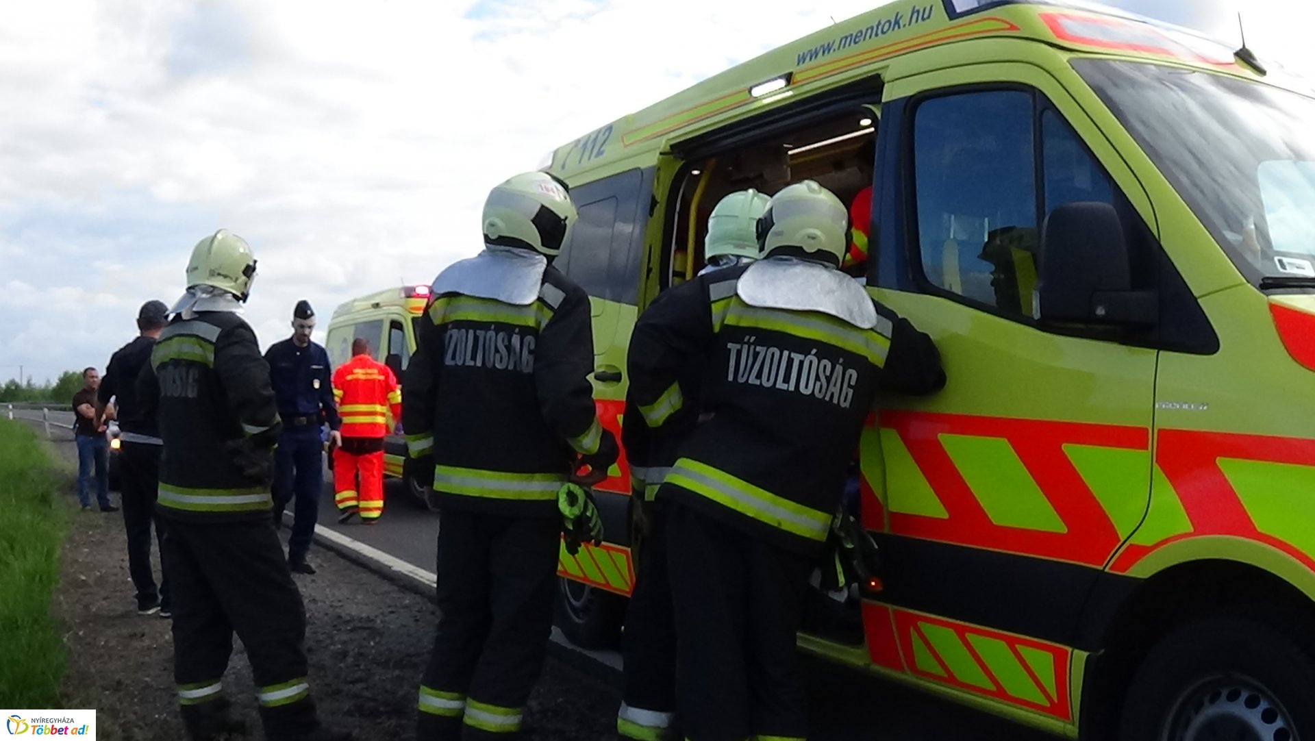 Árokba borult egy jármű a 403-as elkerülőn