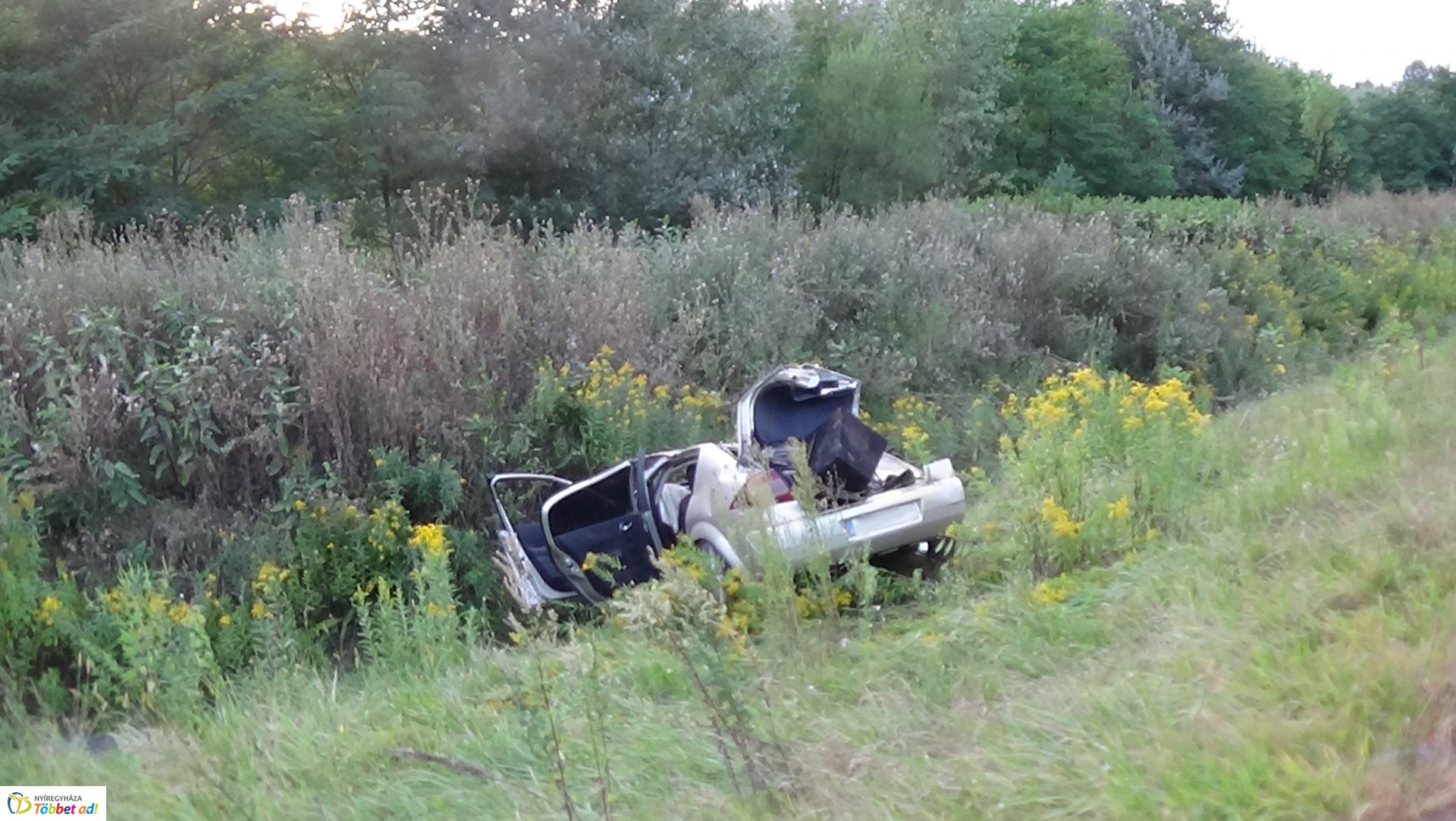 Árokba borult egy jármű a 403-as elkerülőn