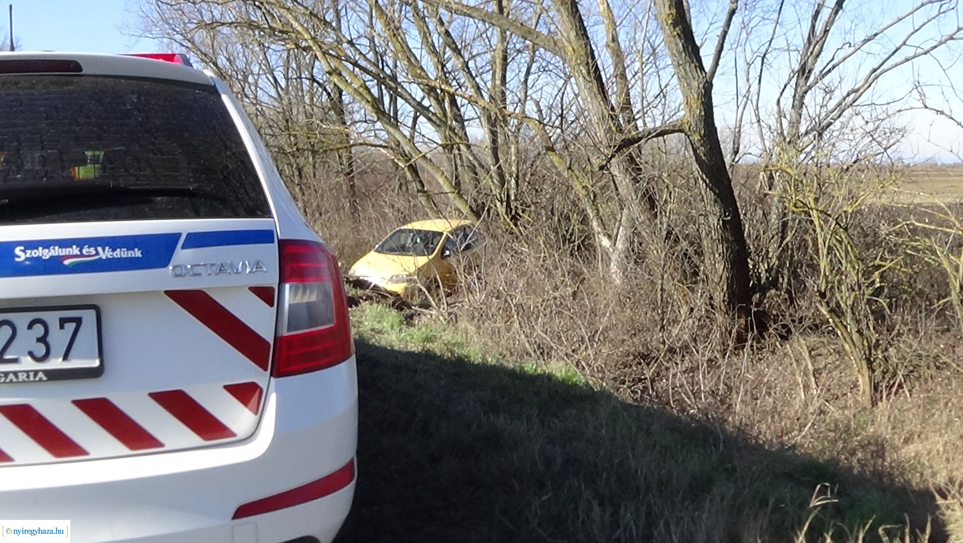 Árokba borult egy jármű Kemecsénél