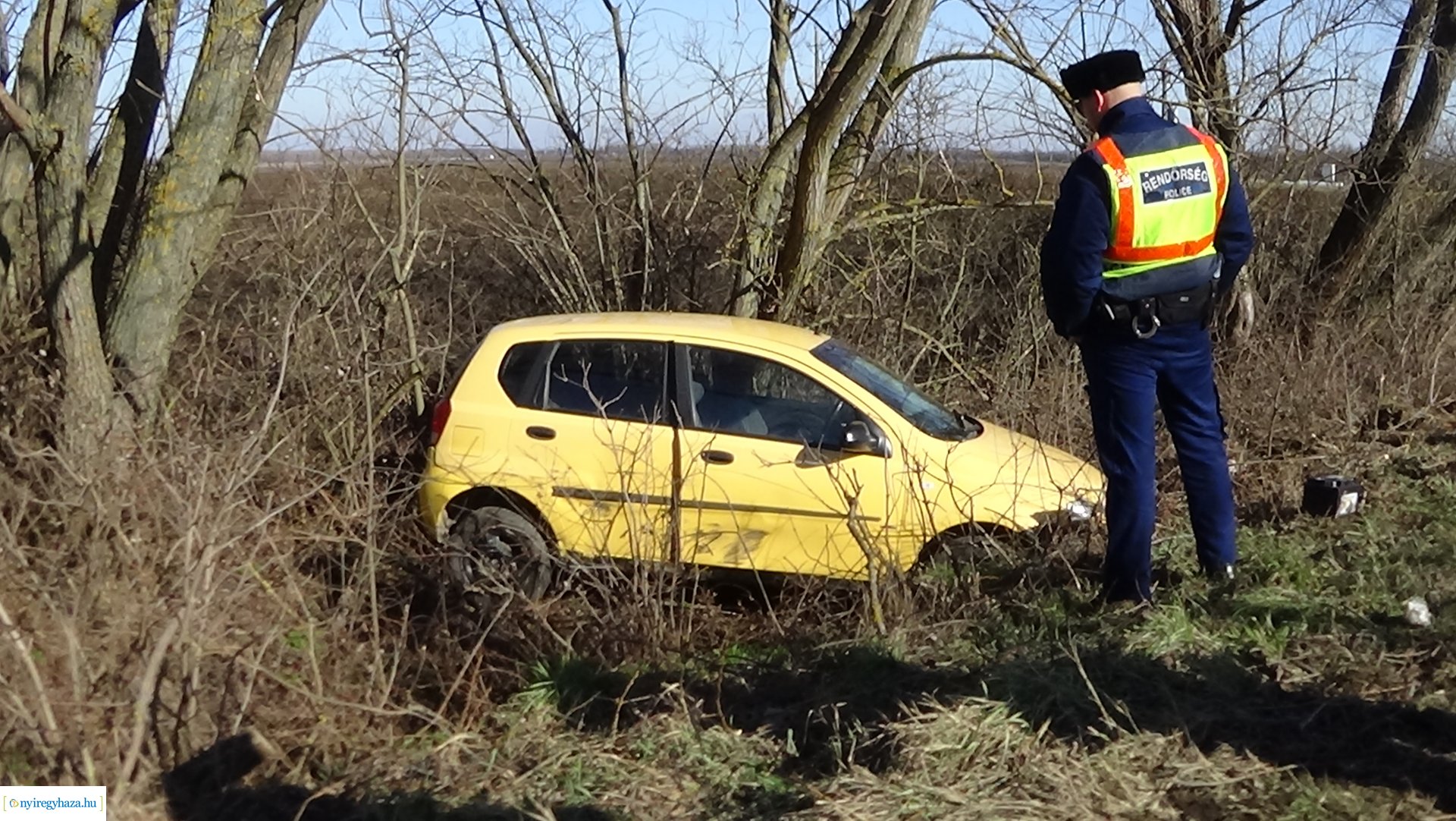 Árokba borult egy jármű Kemecsénél