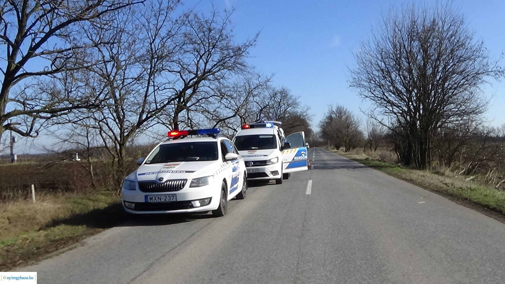 Árokba borult egy jármű Kemecsénél