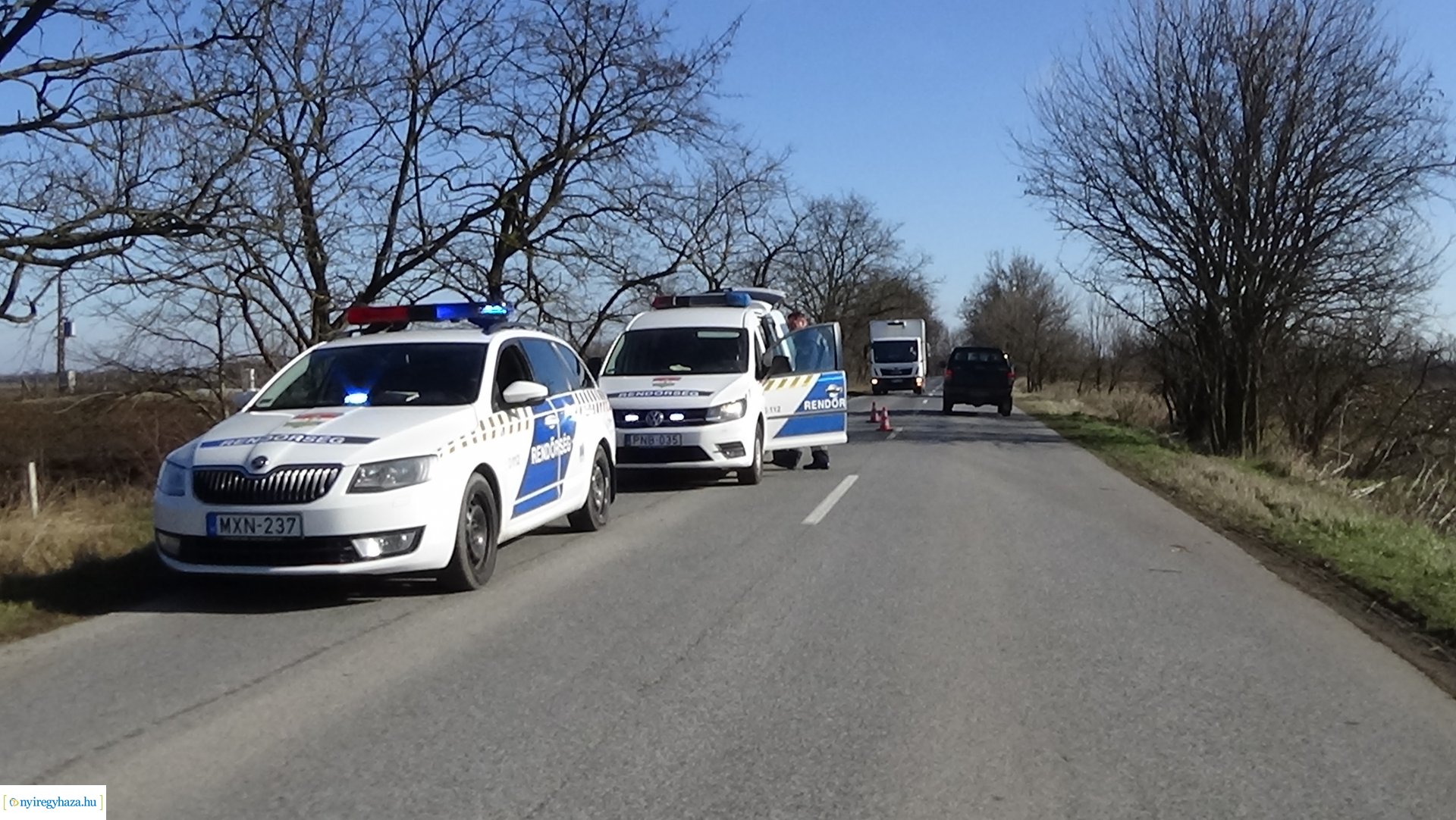 Árokba borult egy jármű Kemecsénél