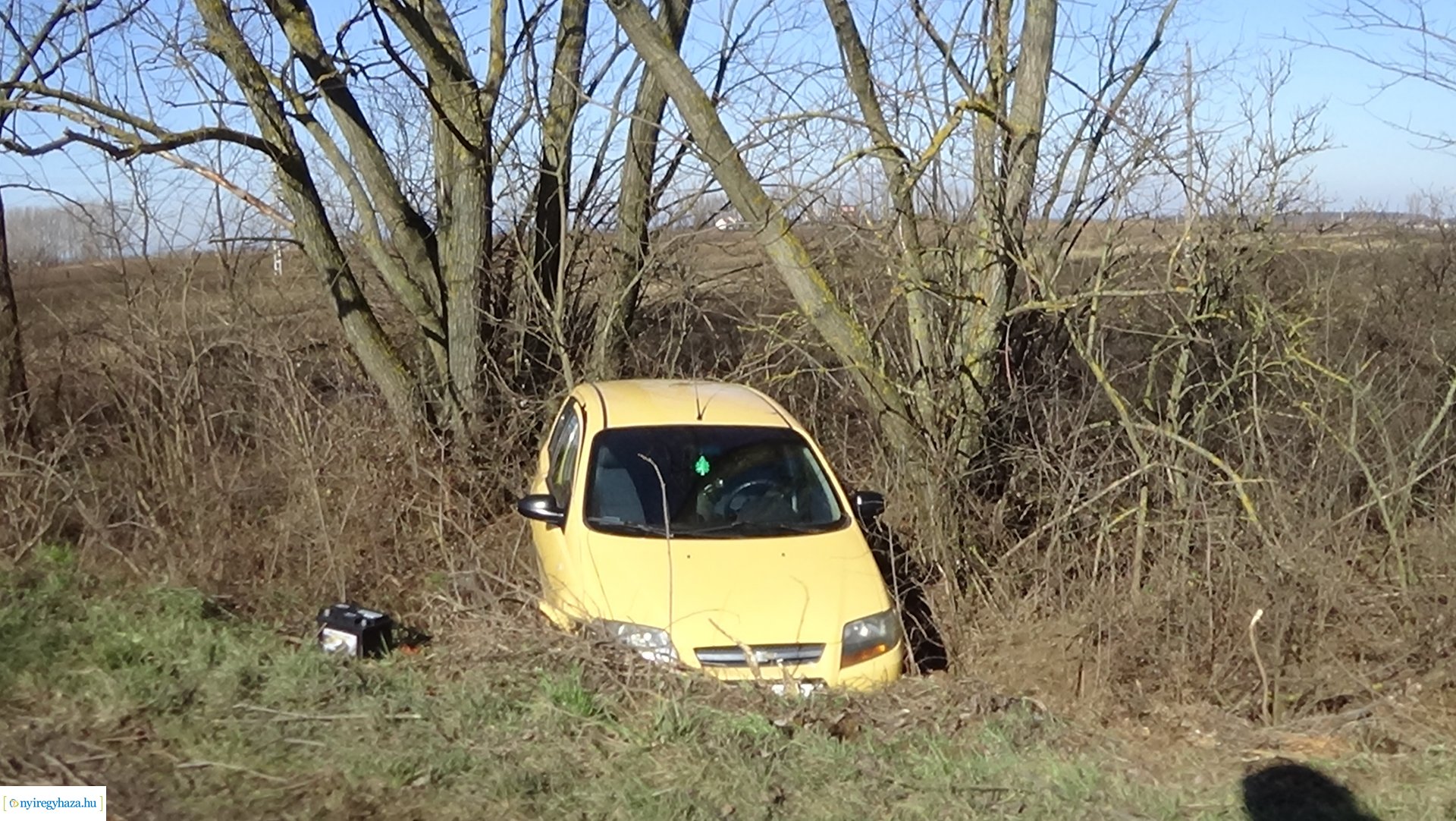 Árokba borult egy jármű Kemecsénél