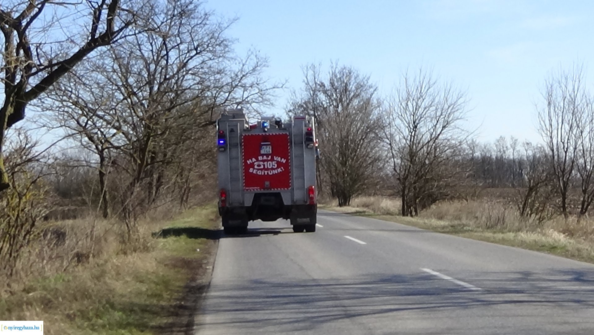 Árokba borult egy jármű Kemecsénél