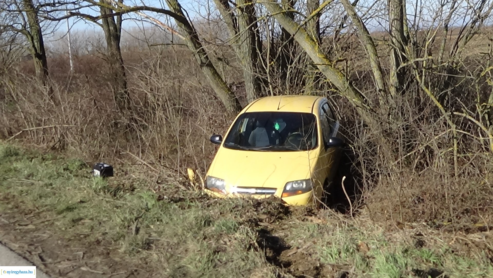Árokba borult egy jármű Kemecsénél