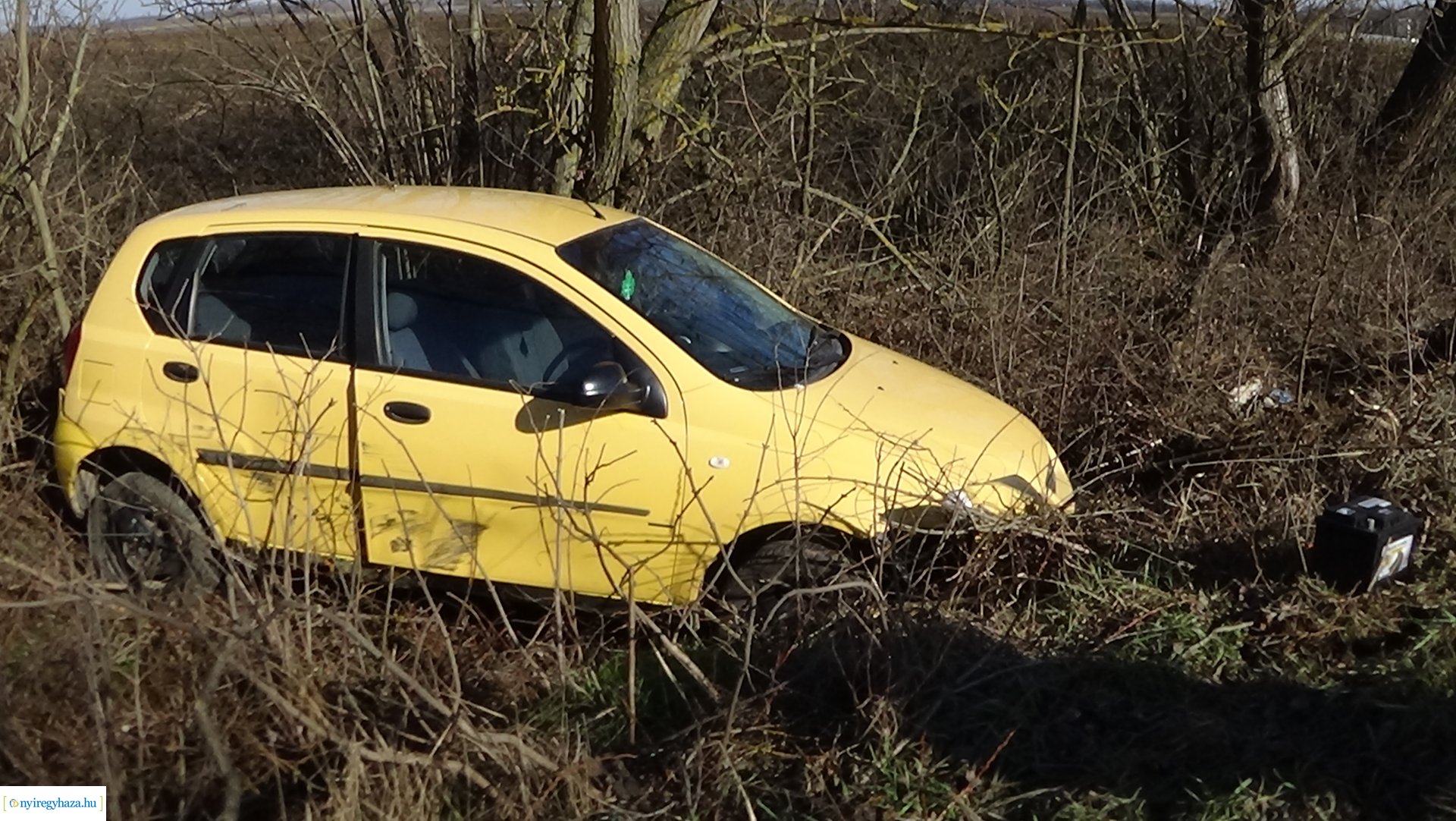 Árokba borult egy jármű Kemecsénél