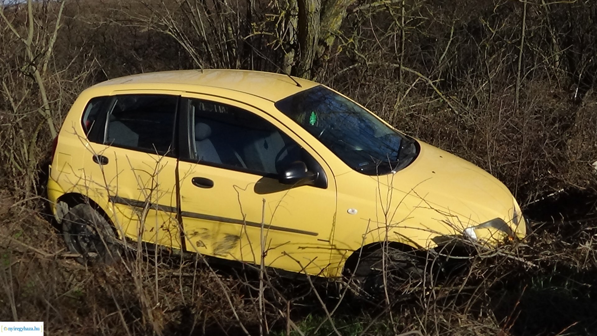 Árokba borult egy jármű Kemecsénél