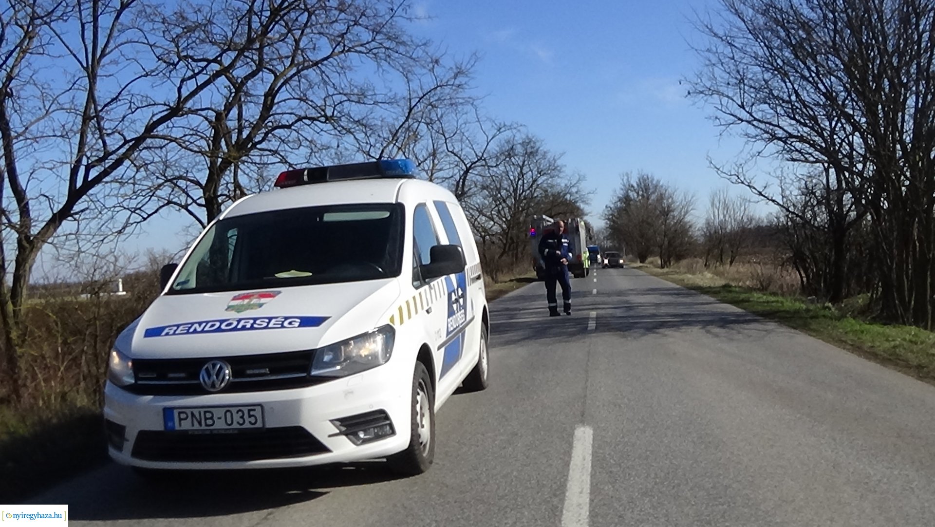 Árokba borult egy jármű Kemecsénél