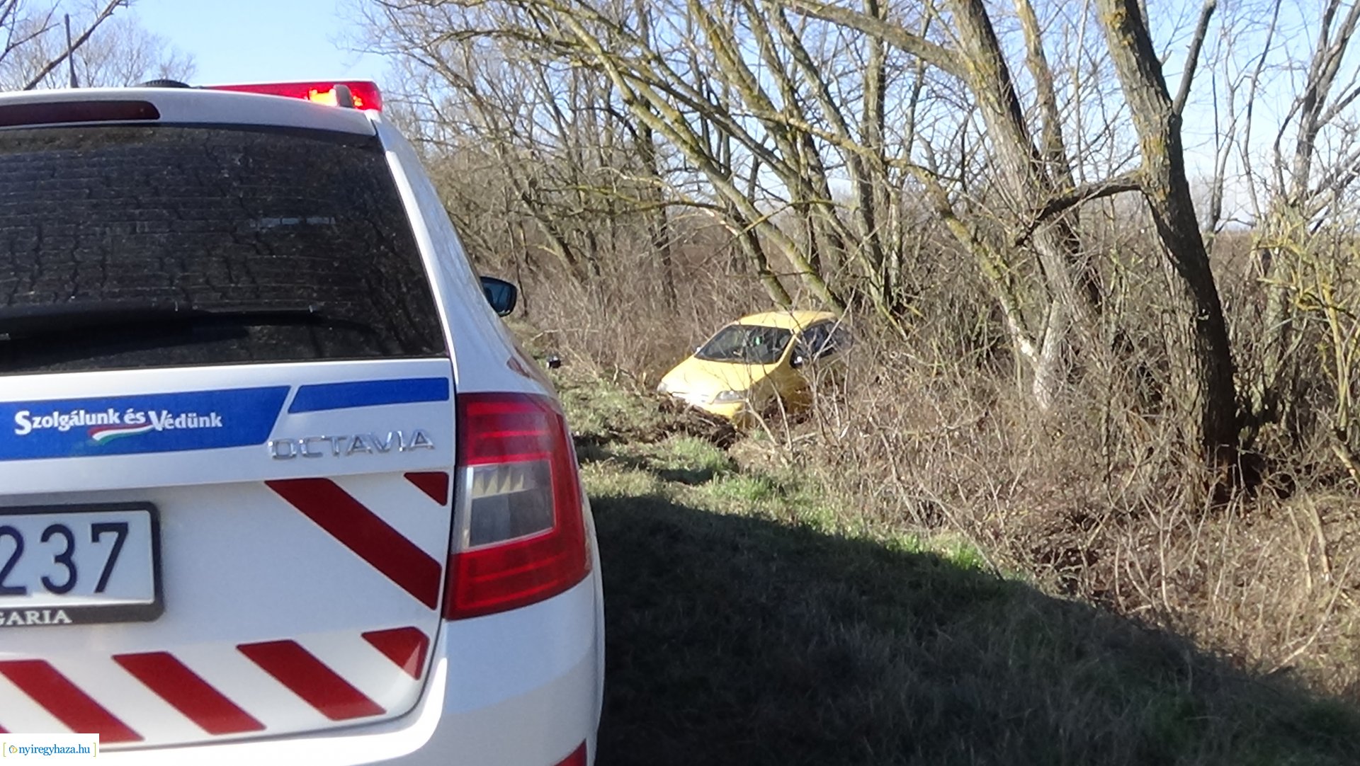 Árokba borult egy jármű Kemecsénél