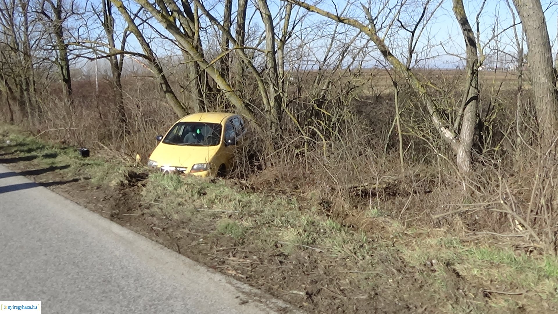 Árokba borult egy jármű Kemecsénél