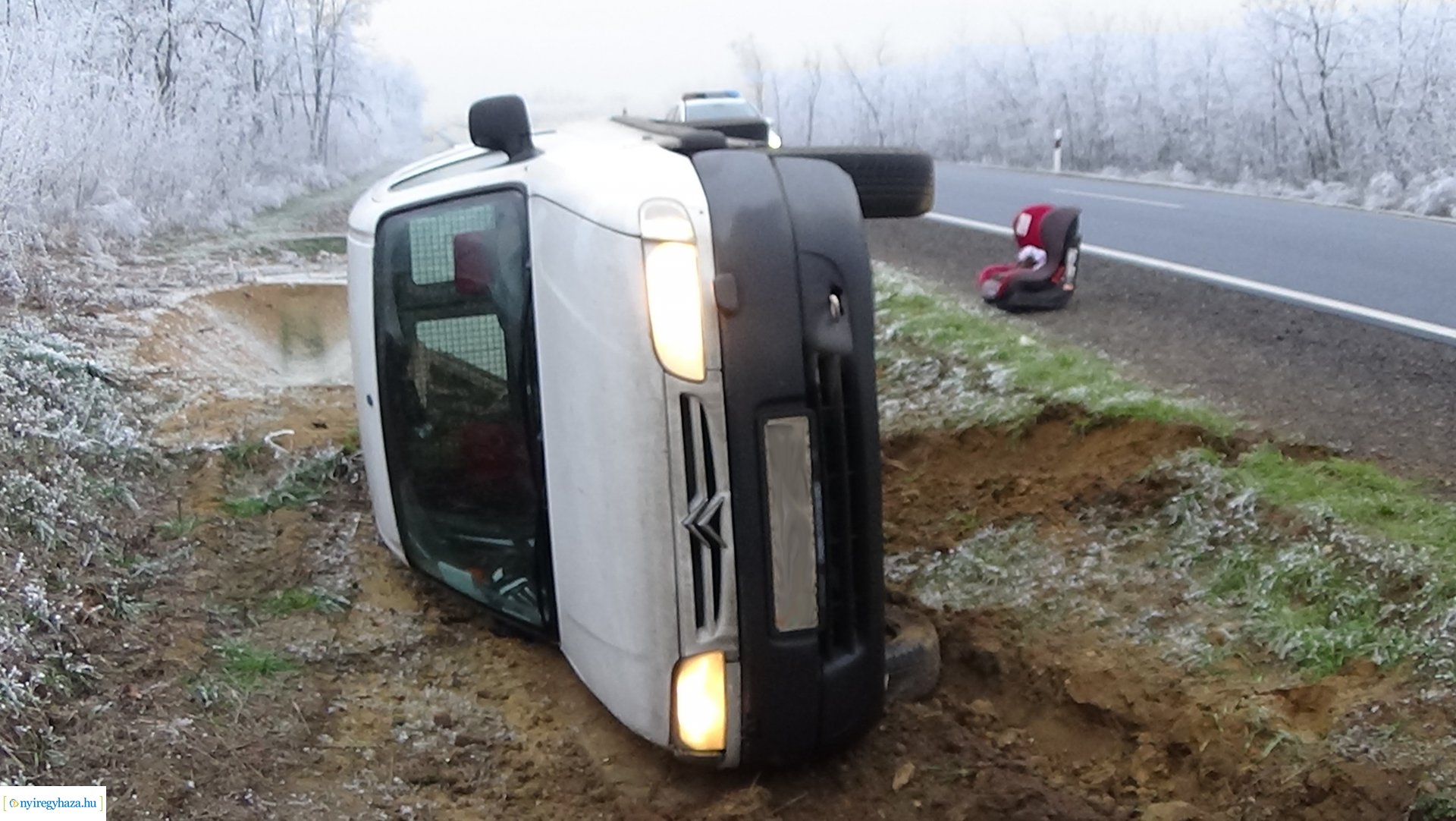 Árokba borult egy jármű