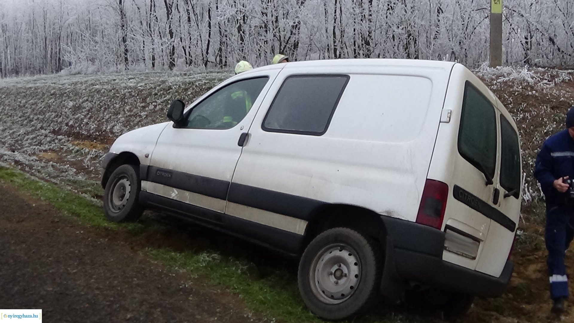 Árokba borult egy jármű