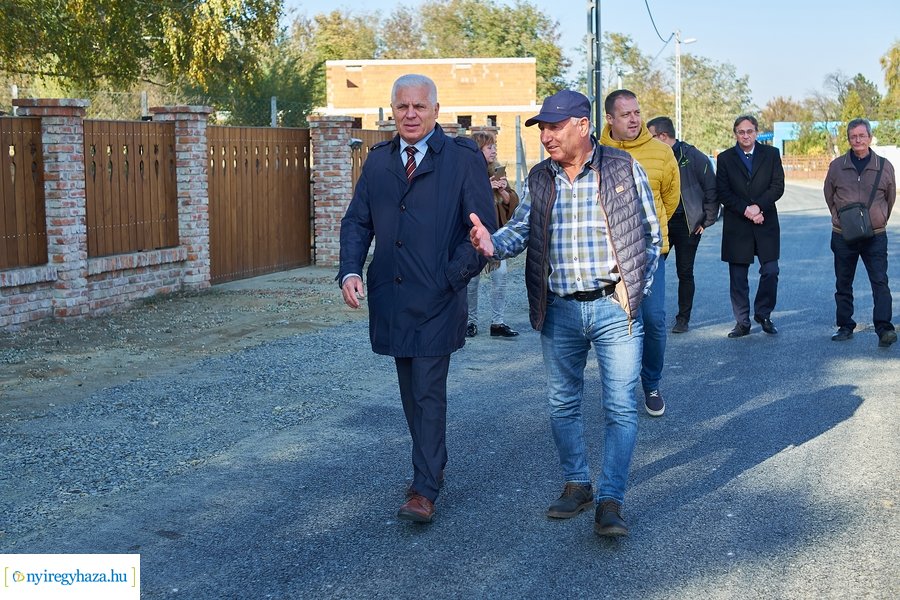 Aszfalt út lett a Szamos