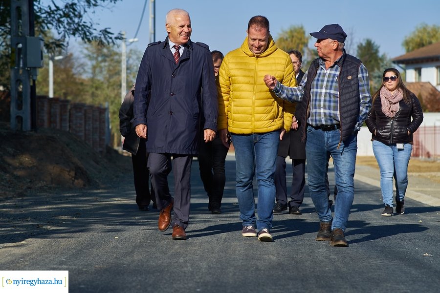 Aszfalt út lett a Szamos