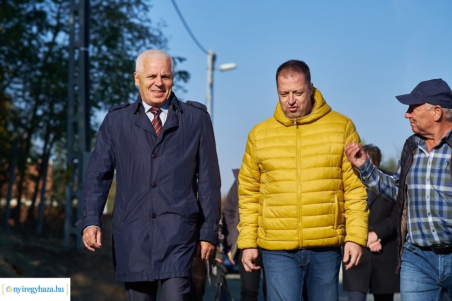 Aszfalt út lett a Szamos