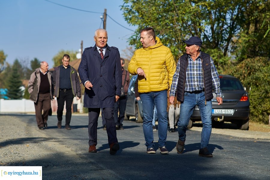 Aszfalt út lett a Szamos