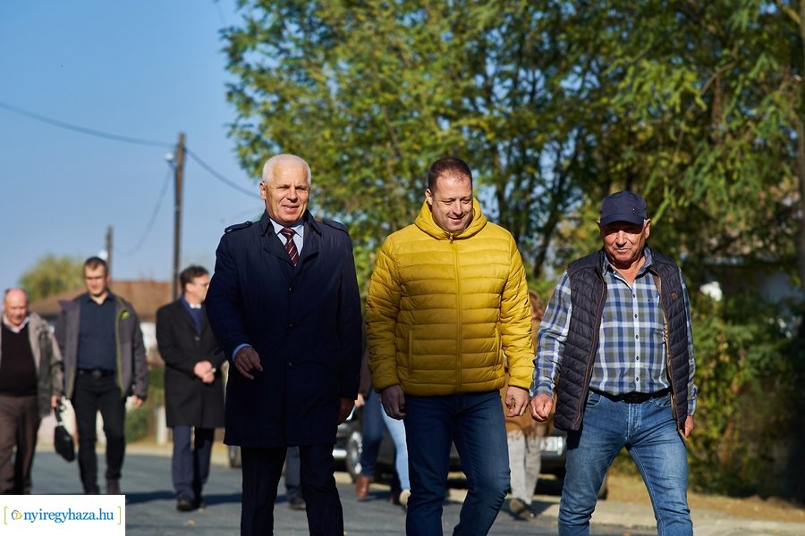 Aszfalt út lett a Szamos