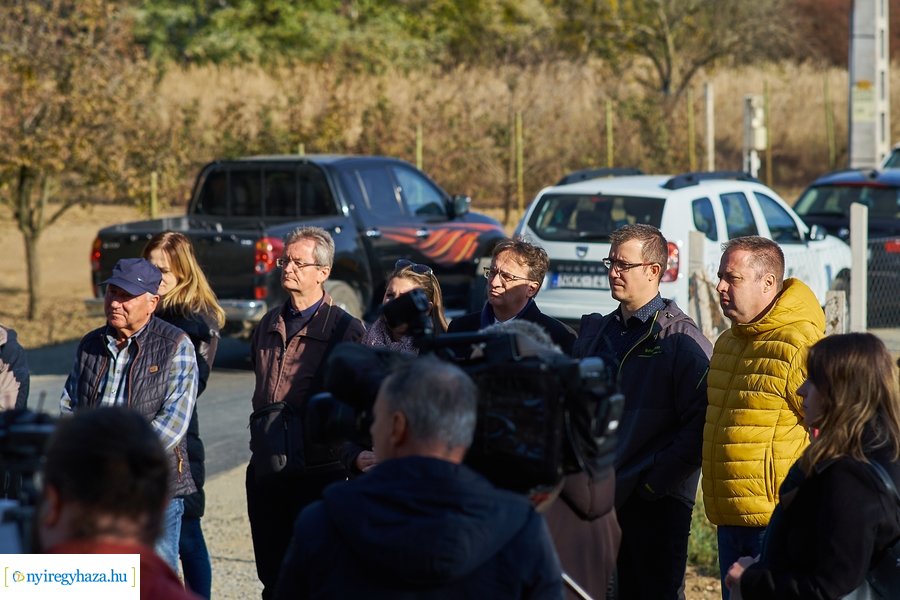 Aszfalt út lett a Szamos