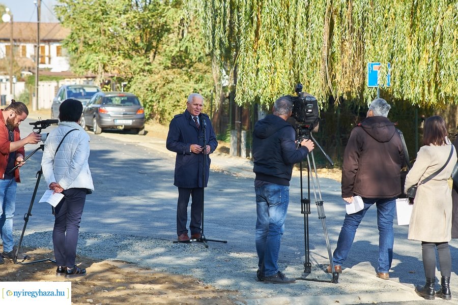 Aszfalt út lett a Szamos