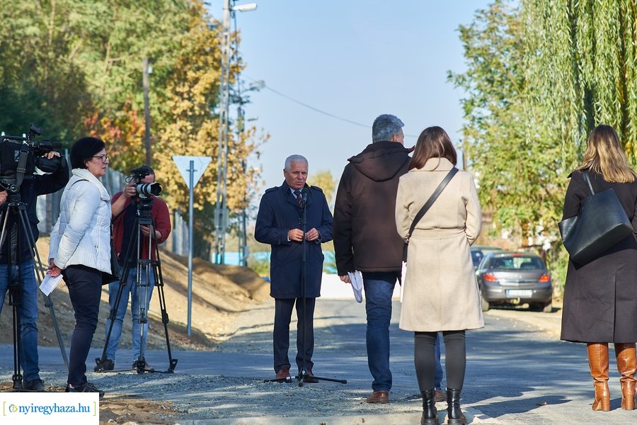 Aszfalt út lett a Szamos