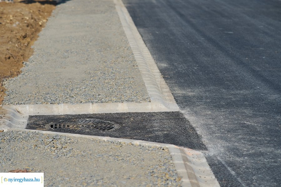 Aszfalt út lett a Szamos