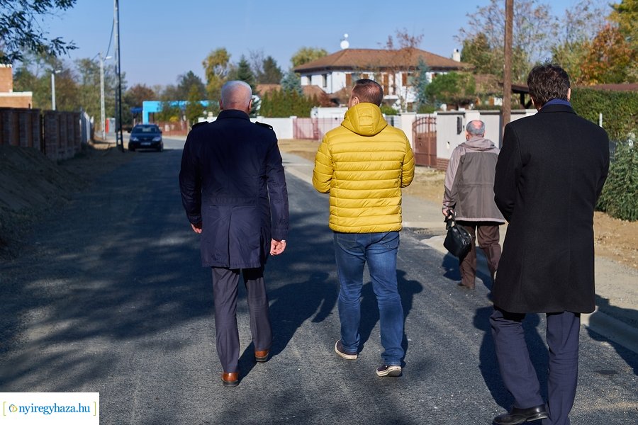 Aszfalt út lett a Szamos