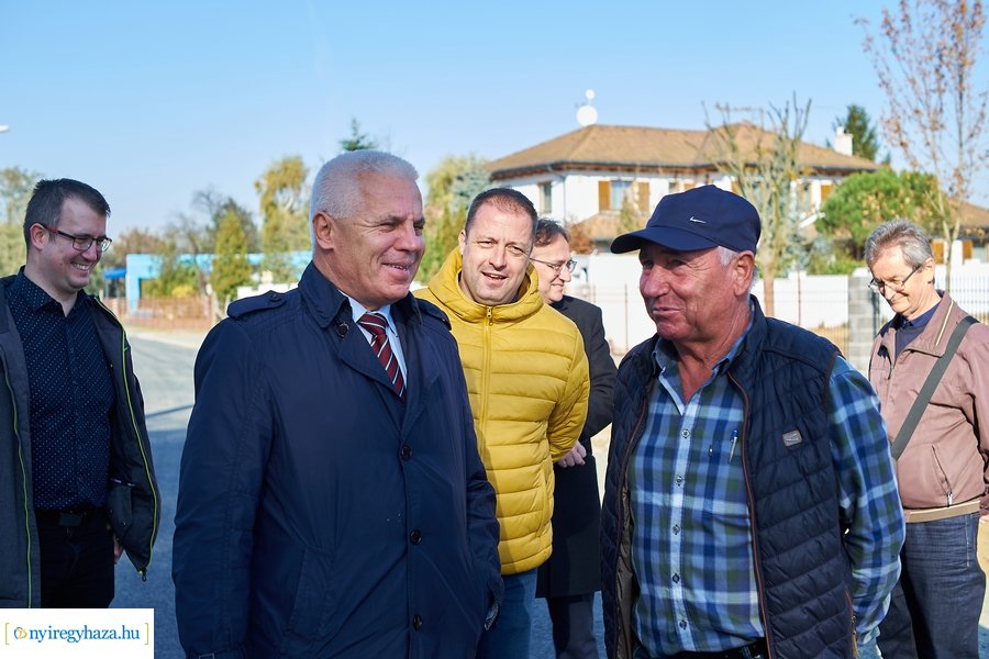 Aszfalt út lett a Szamos