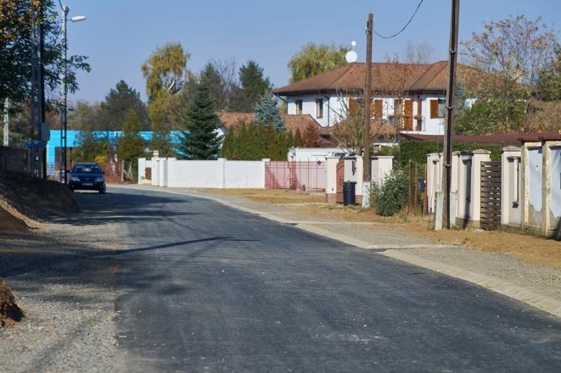 Aszfalt út lett a Szamos