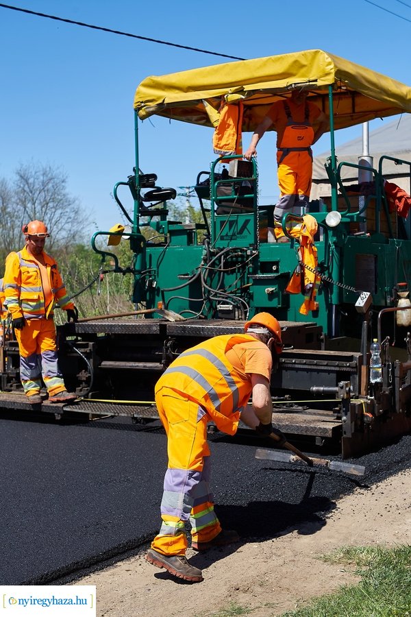 Aszfaltozás a Rókabokori úton