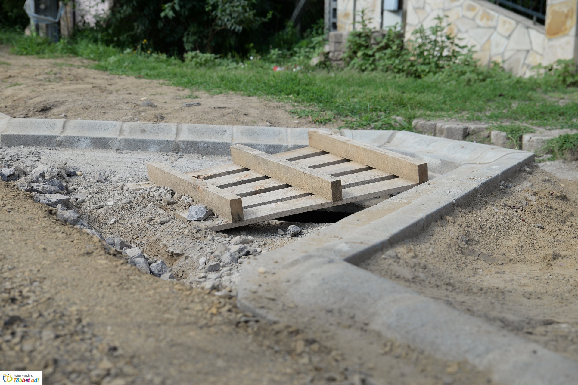 Aszfaltozás előtt az Aranykalász soron