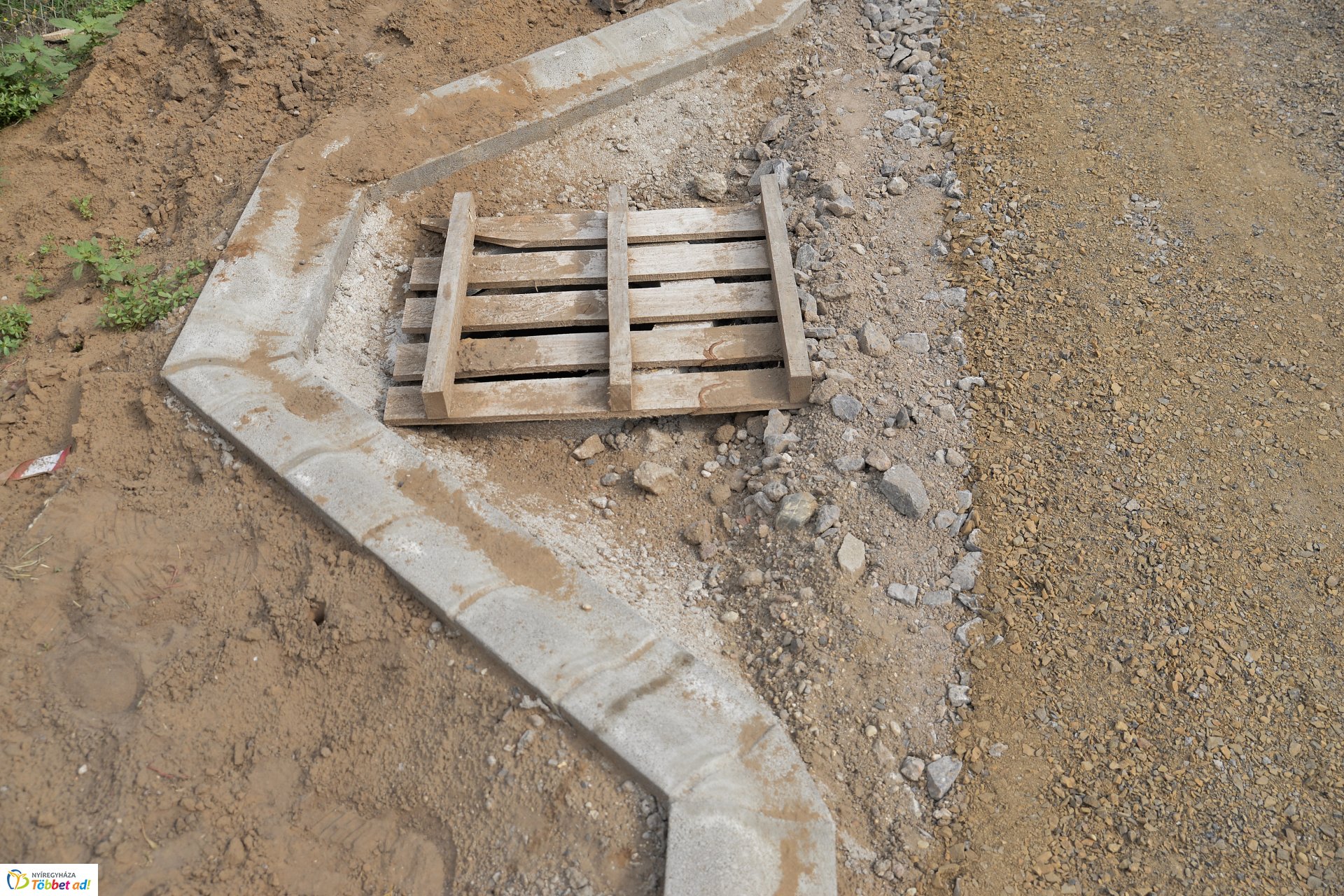 Aszfaltozás előtt az Aranykalász soron