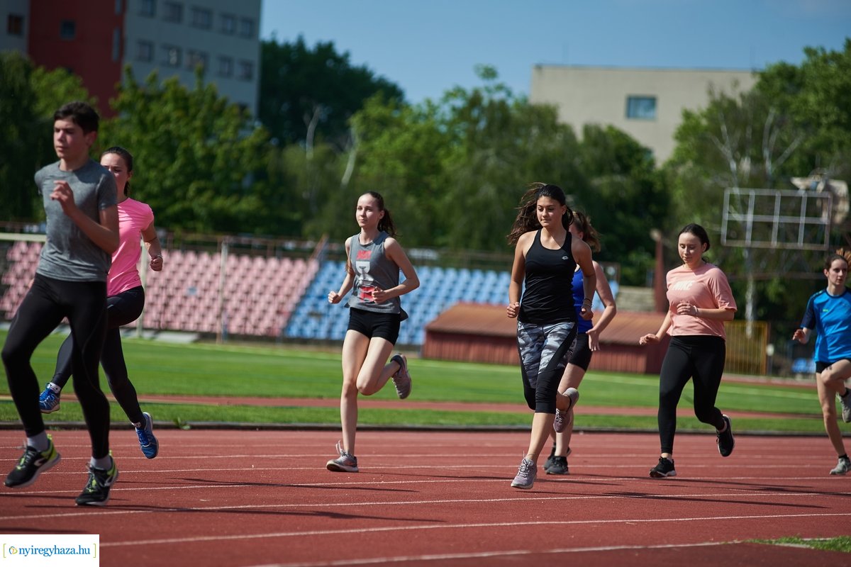 Atlétikai edzés a stadionban 20200518