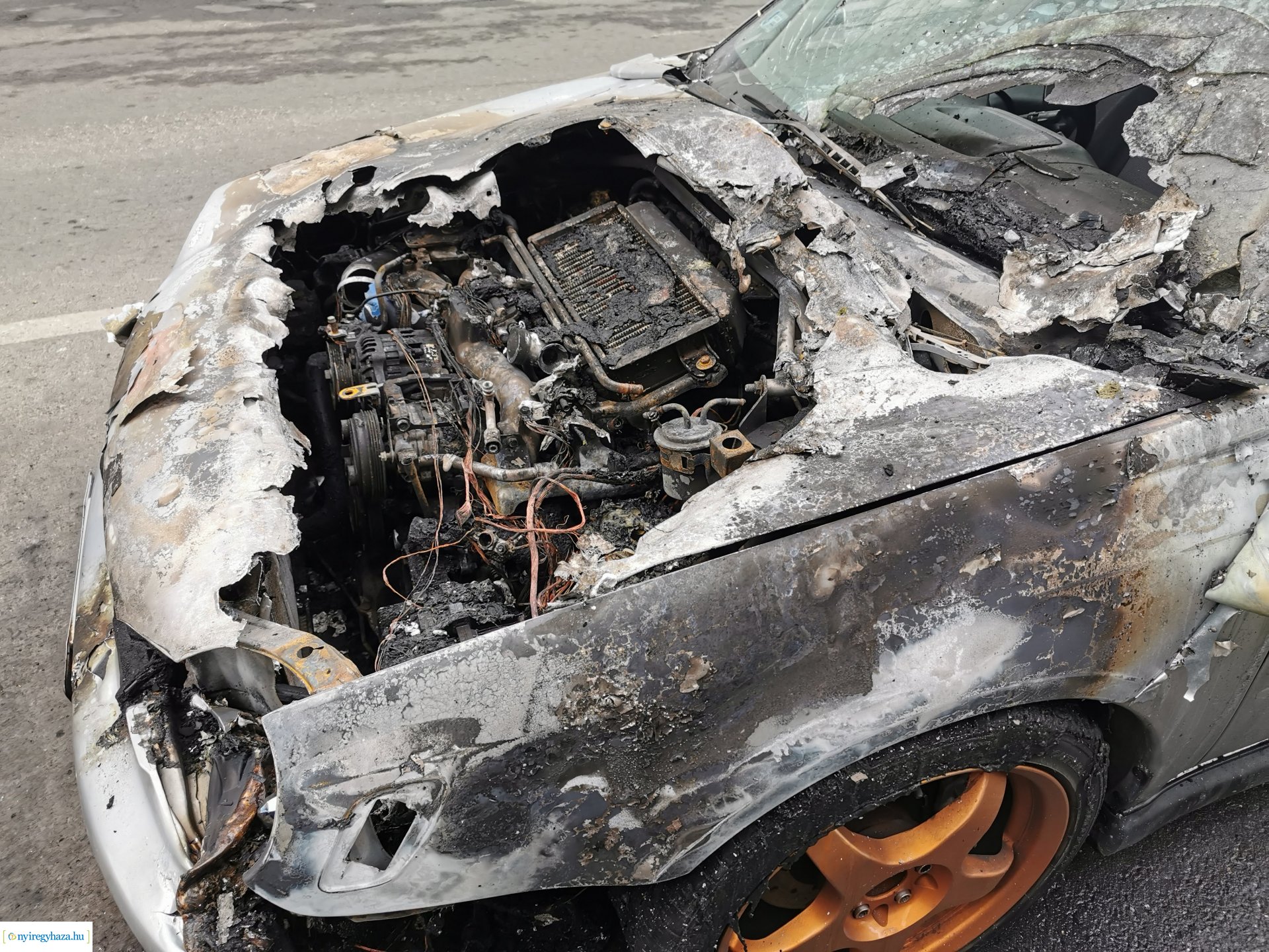 Autó égett a Szent István utcán