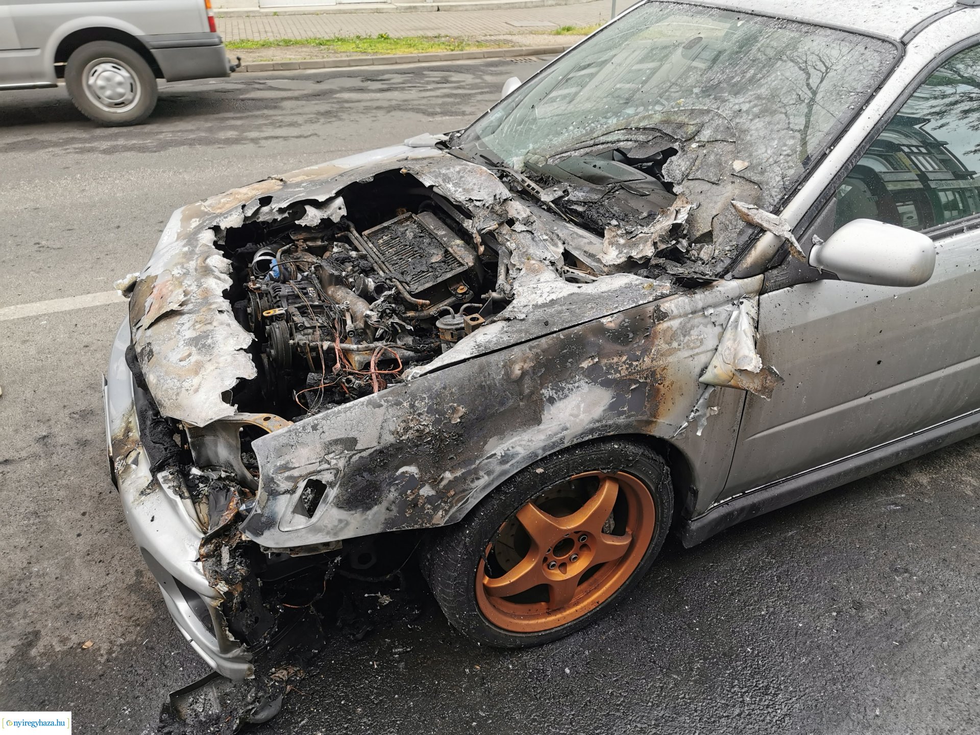 Autó égett a Szent István utcán