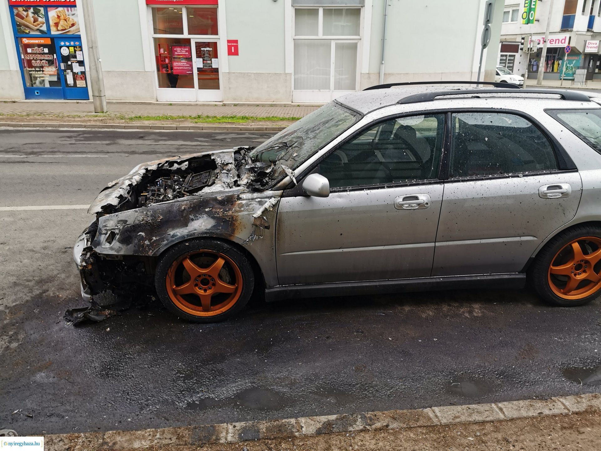 Autó égett a Szent István utcán