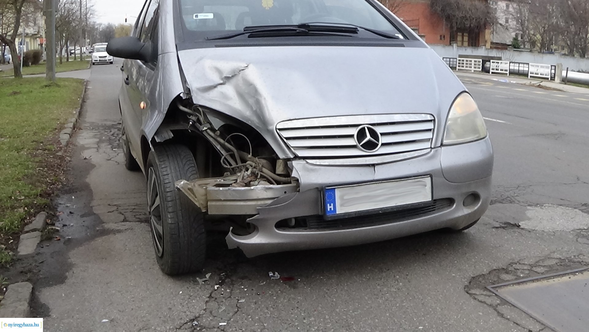 Autóbusszal ütközött egy jármű a Széchenyi utcán