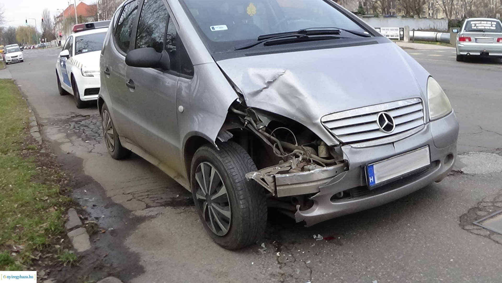 Autóbusszal ütközött egy jármű a Széchenyi utcán