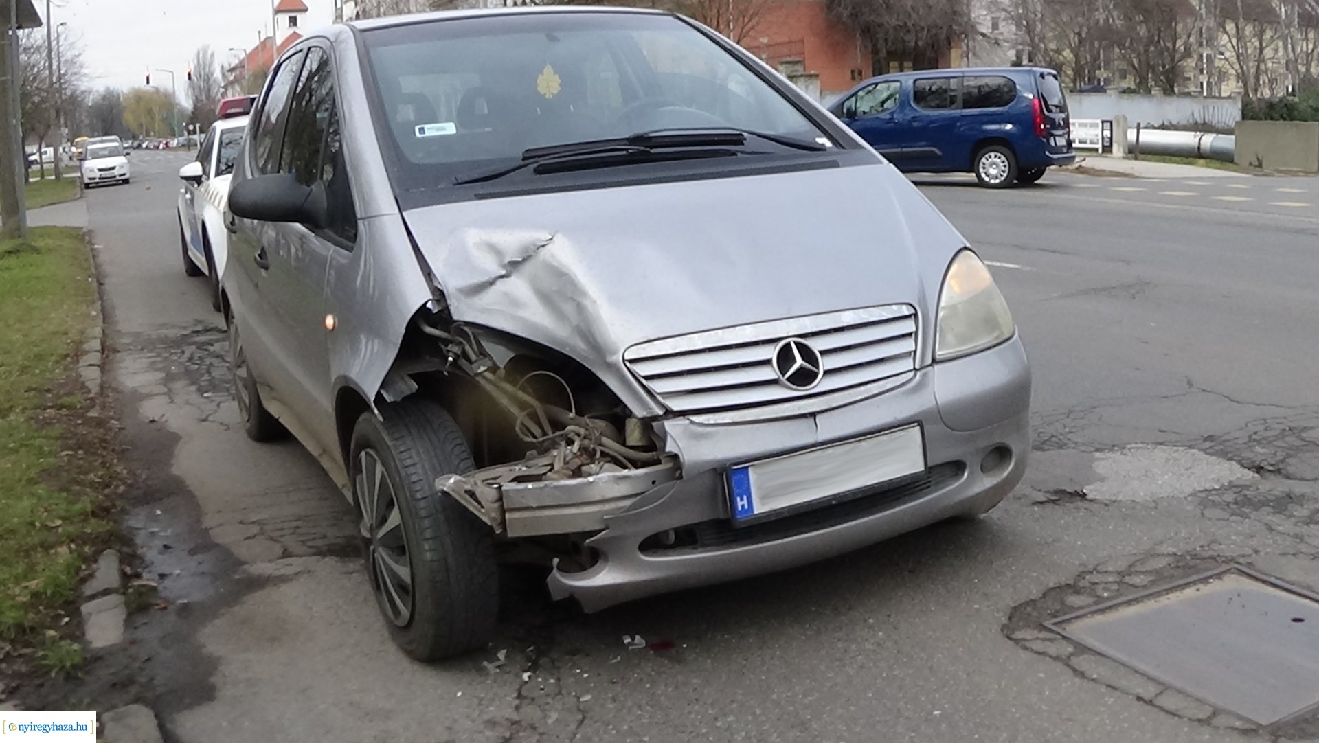 Autóbusszal ütközött egy jármű a Széchenyi utcán