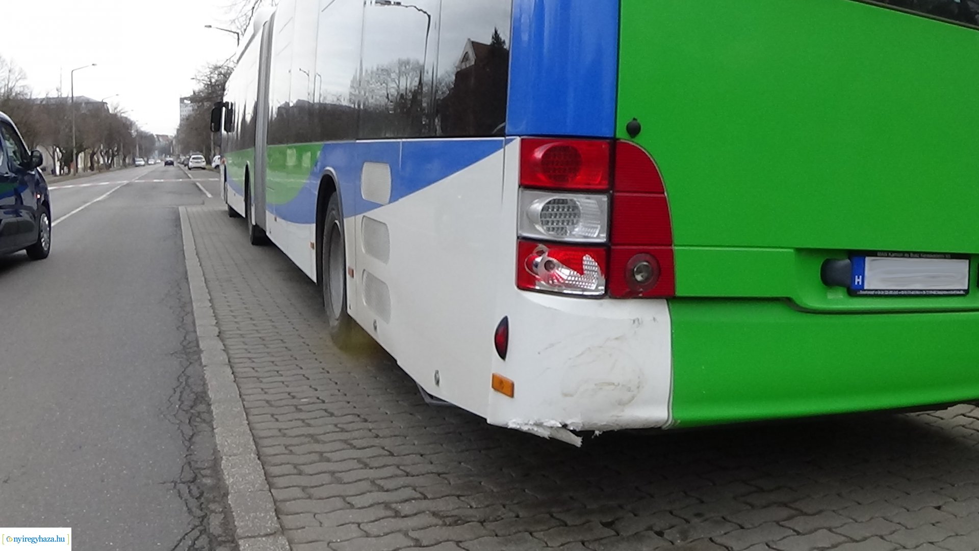 Autóbusszal ütközött egy jármű a Széchenyi utcán