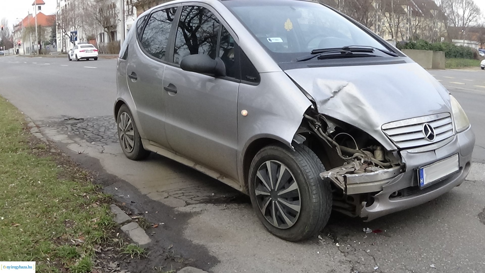 Autóbusszal ütközött egy jármű a Széchenyi utcán