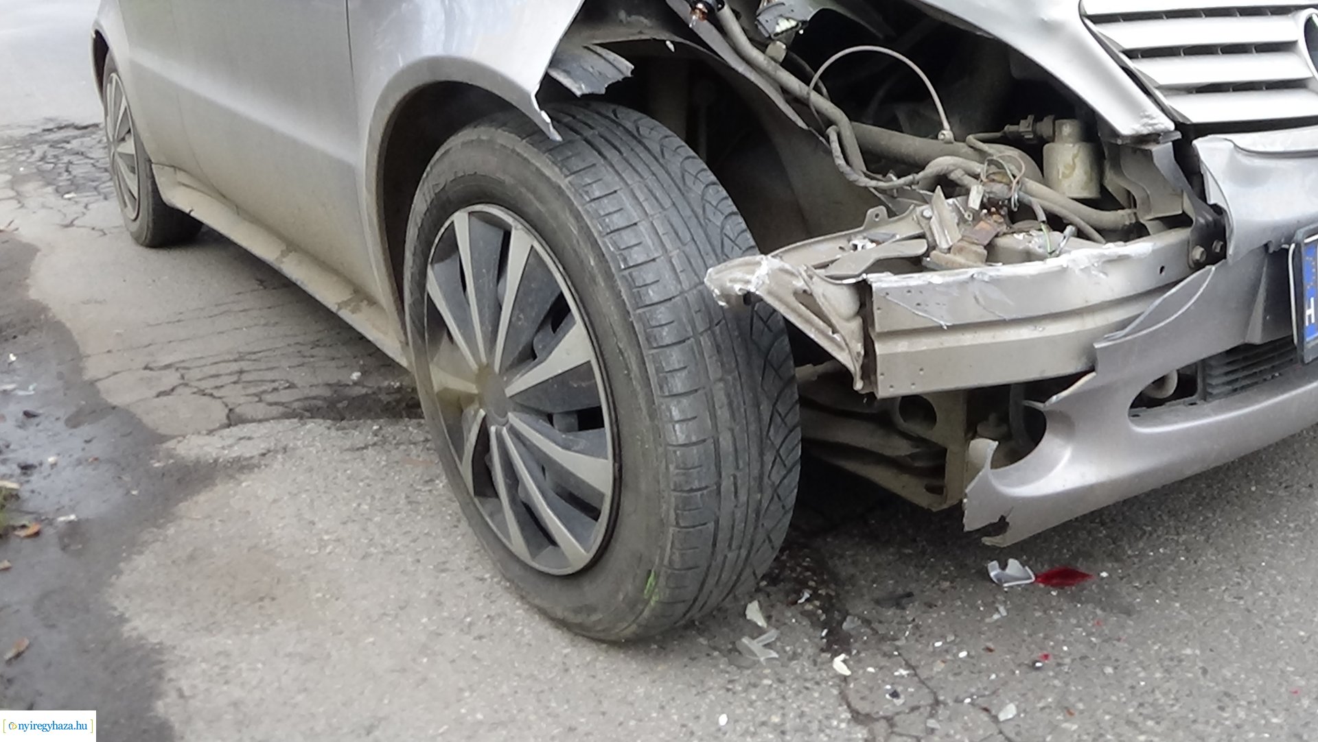 Autóbusszal ütközött egy jármű a Széchenyi utcán