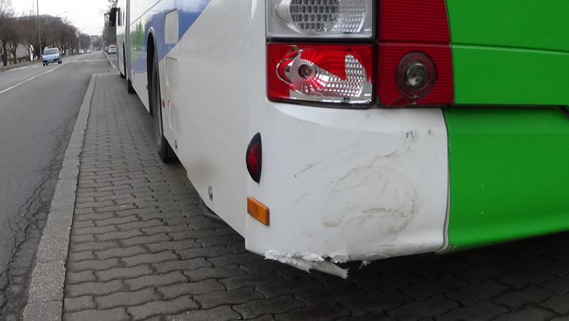 Autóbusszal ütközött egy jármű a Széchenyi utcán