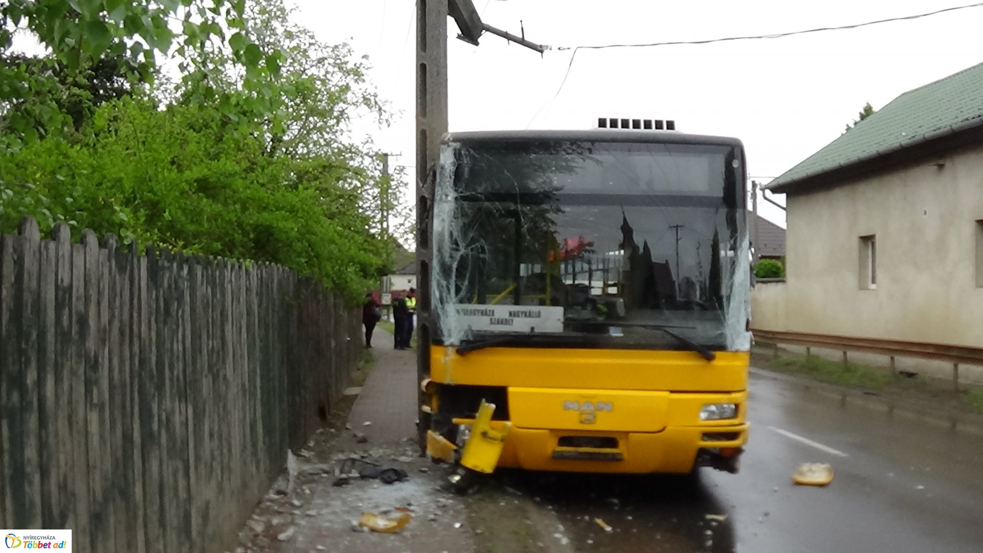Autóbusz balesetezett Nagykállóban