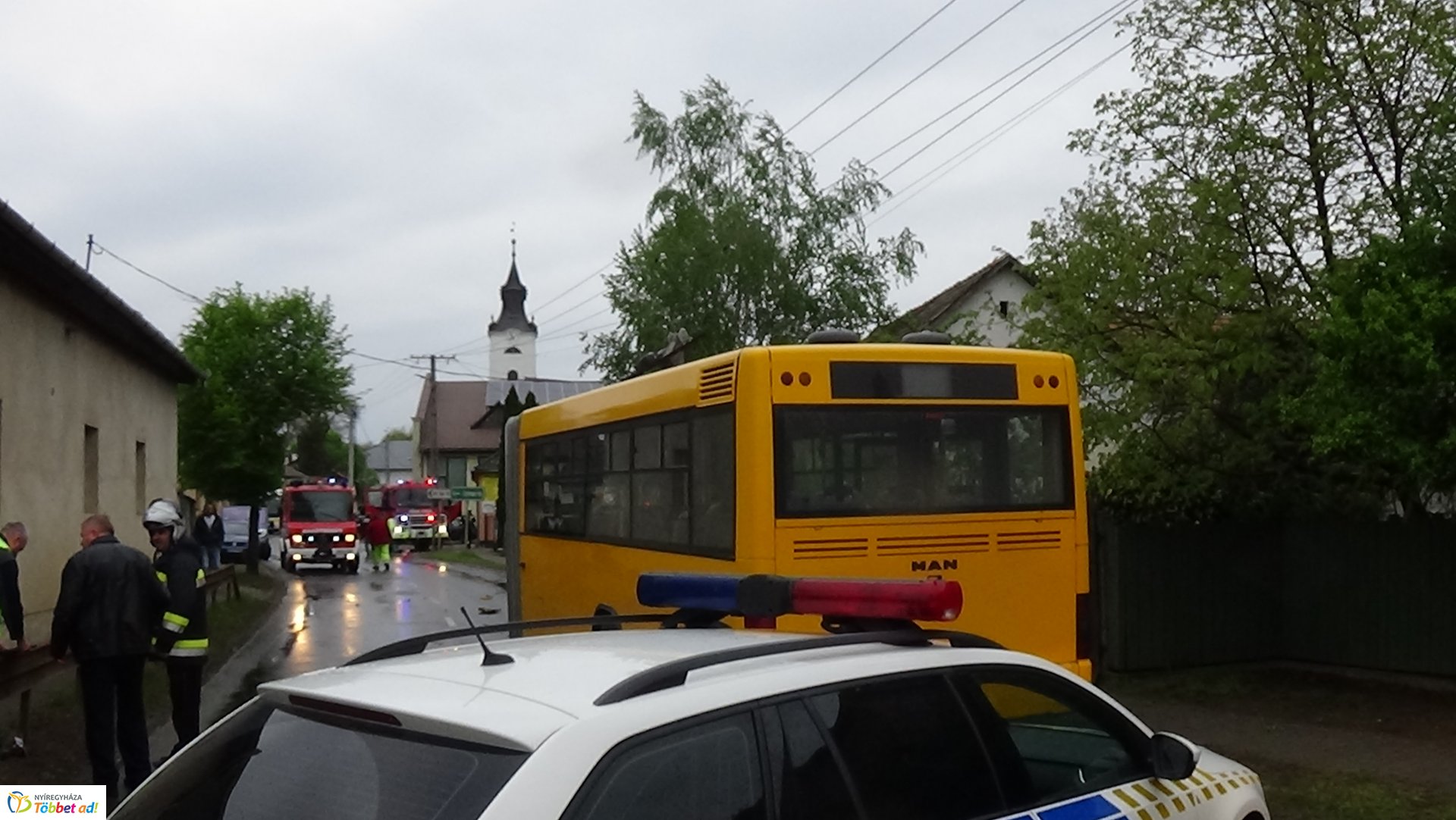 Autóbusz balesetezett Nagykállóban