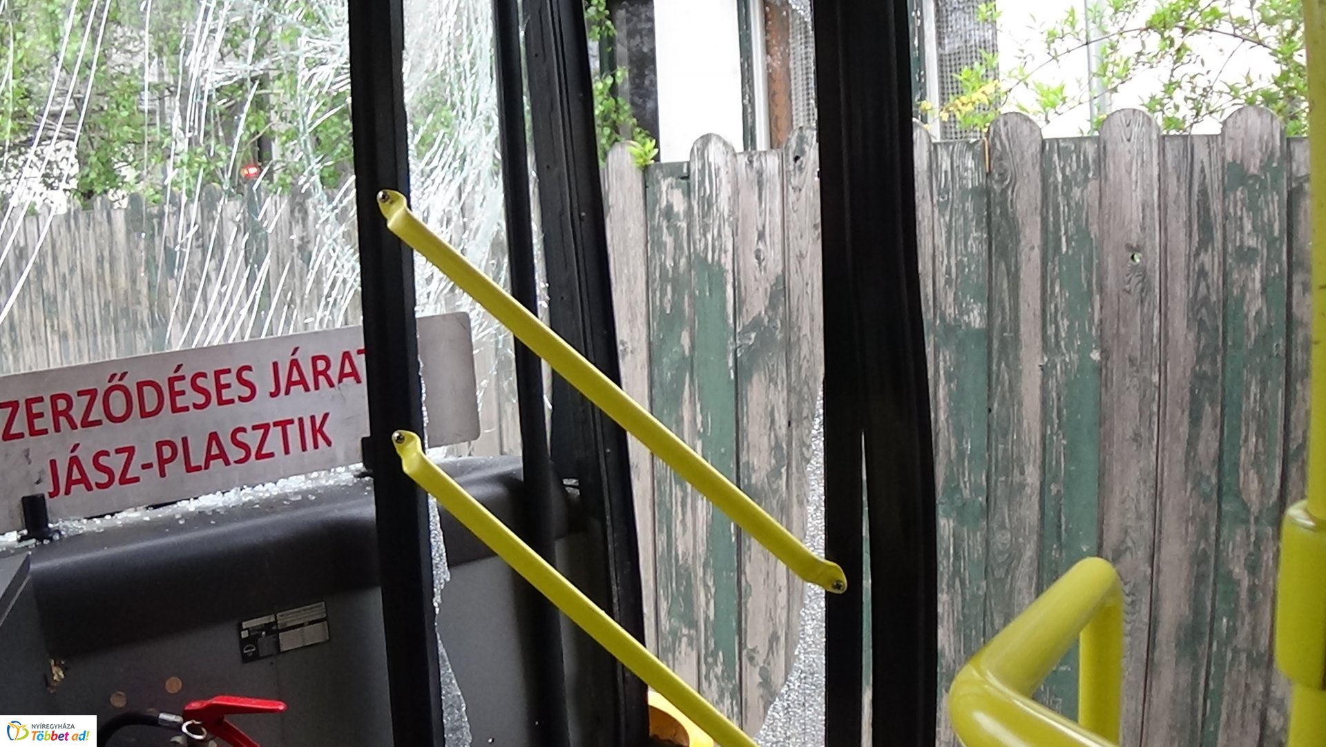 Autóbusz balesetezett Nagykállóban