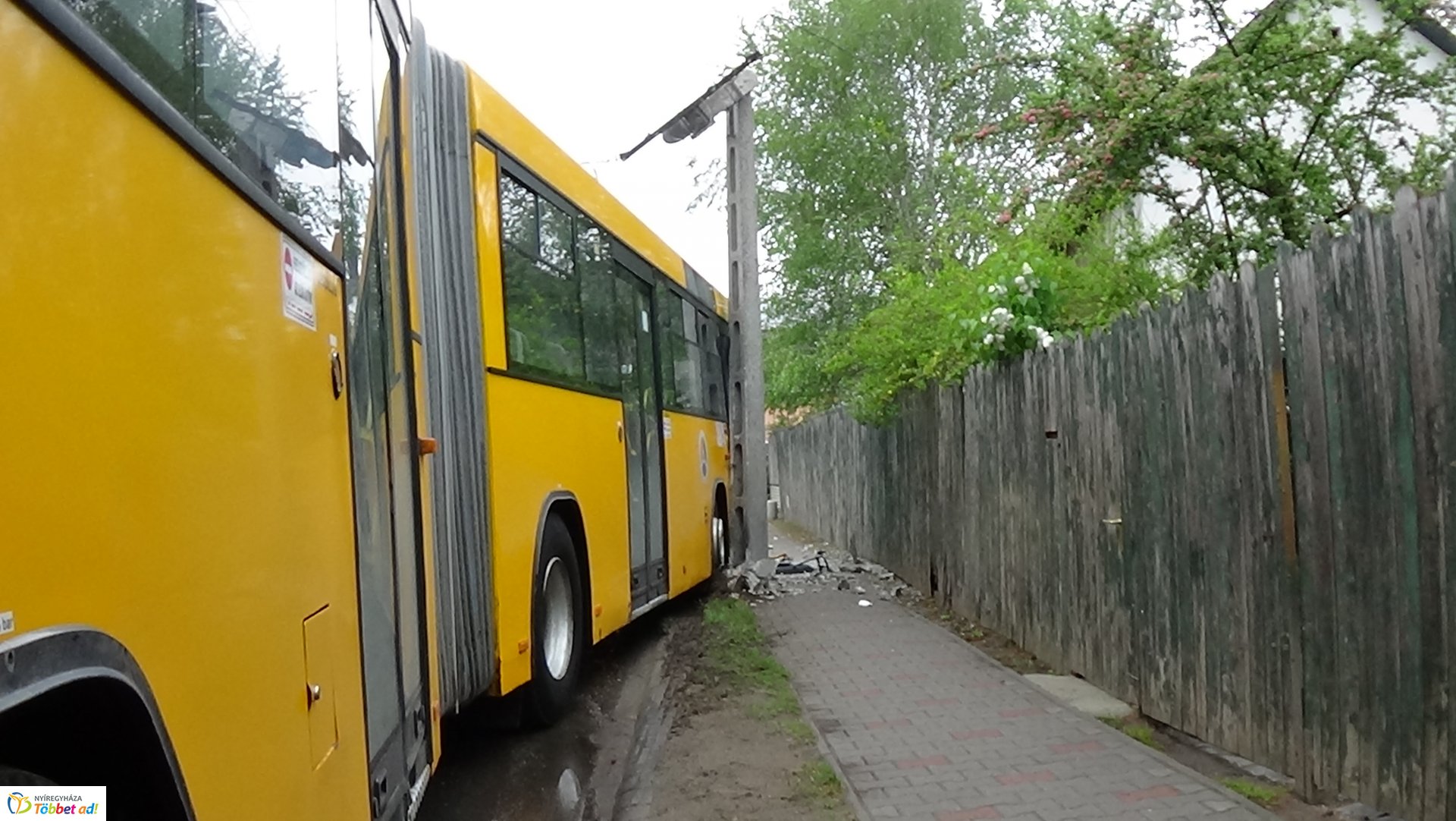 Autóbusz balesetezett Nagykállóban