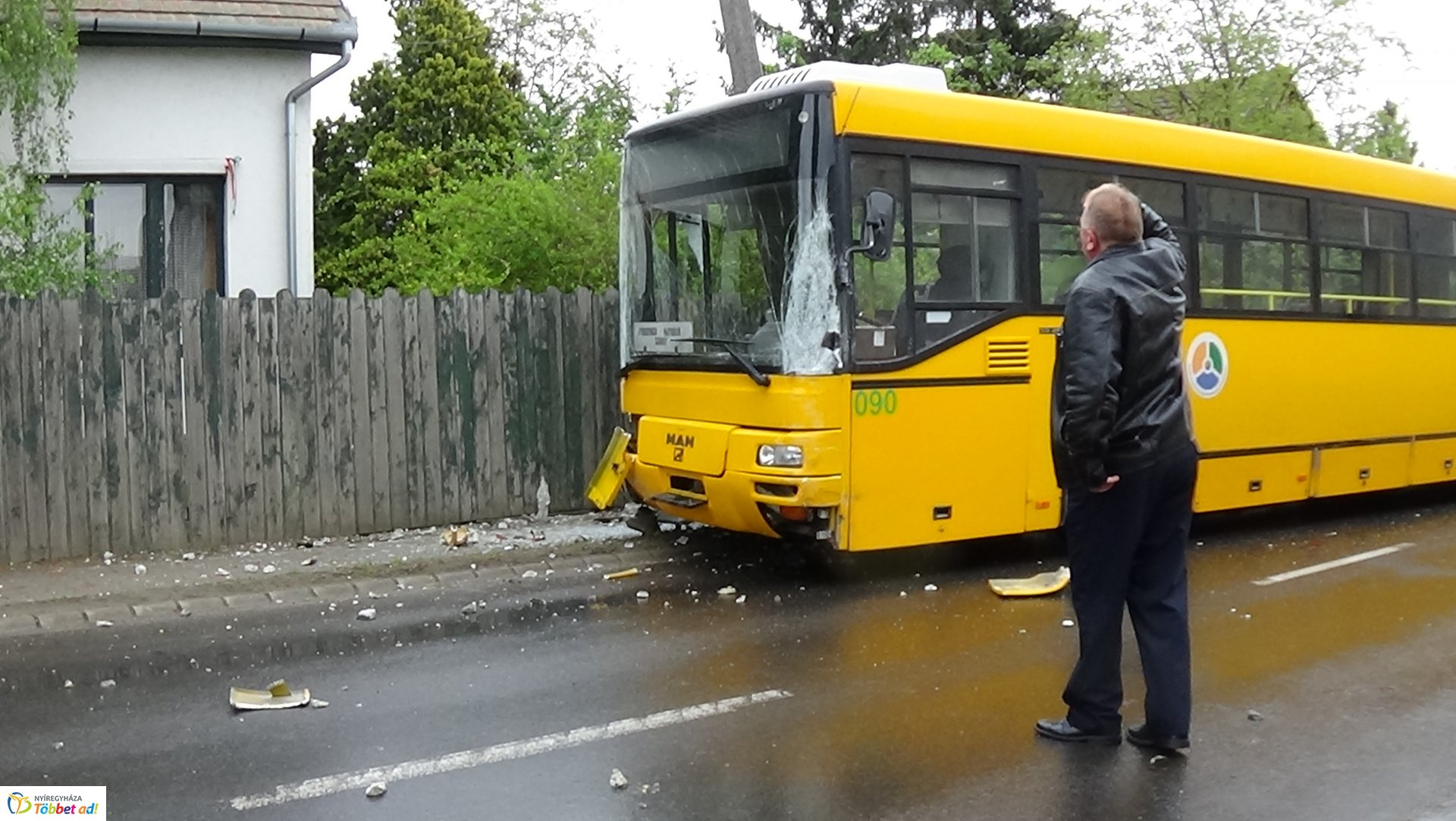 Autóbusz balesetezett Nagykállóban