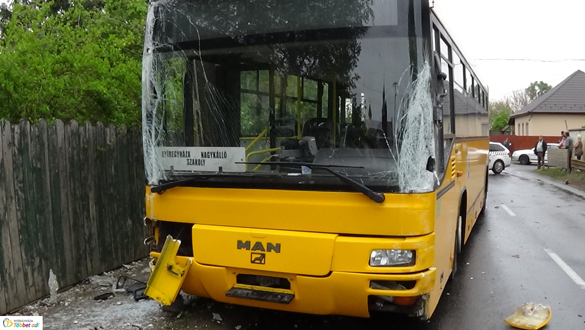 Autóbusz balesetezett Nagykállóban